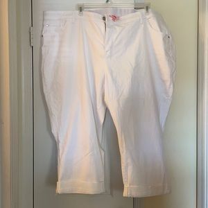 Evri white jean stretch Capri. Sz 30. Gently used